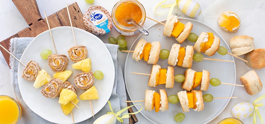 Feestelijke Paas prikkers met scones en broodrolletjes