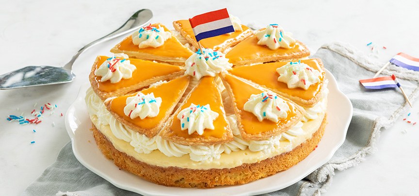 Feestelijke oranje tompoucetaart