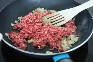 Mexicaans gevulde courgette met gehakt stap 1 gehakt bakken