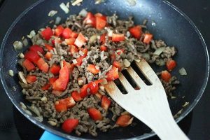 Mexicaans gevulde courgette met gehakt stap 4 paprika meebakken