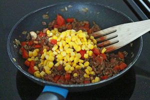 Mexicaans gevulde courgette met gehakt stap 5 mais toevoegen