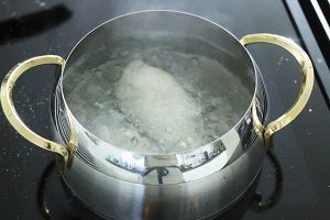 Kip kerrie bladerdeeghapjes