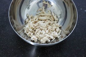 Kip kerrie bladerdeeghapjes