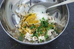 Kip kerrie bladerdeeghapjes