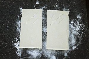 Kip kerrie bladerdeeghapjes