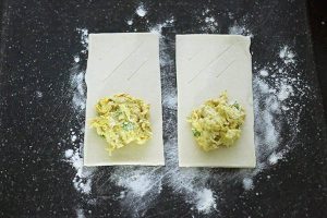 Kip kerrie bladerdeeghapjes