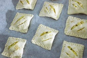 Kip kerrie bladerdeeghapjes