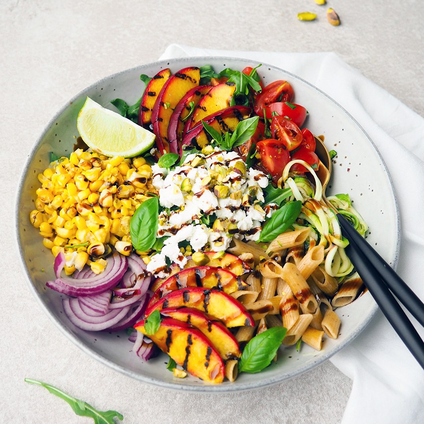 Pasta bowl met gegrilde nectarine