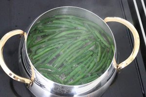 Salade niçoise stap 1 - Haricots verts koken