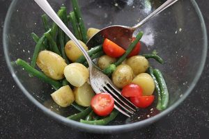 Salade niçoise stap 3 - Meng de ingrediënten