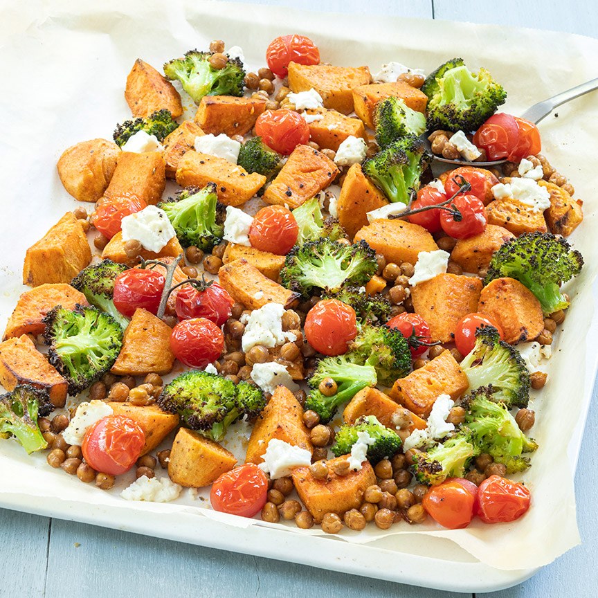 Zoete aardappel bakplaat met broccoli
