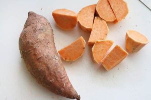 Zoete aardappel broccoli bakplaat