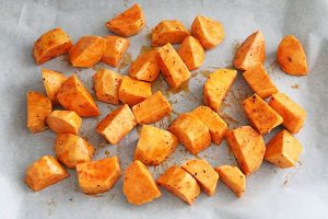 Zoete aardappel broccoli bakplaat