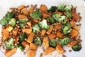 Zoete aardappel broccoli bakplaat