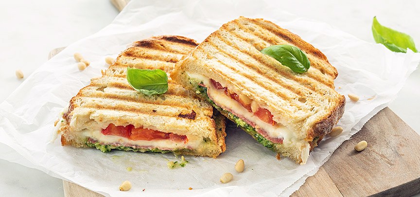 Italiaanse tosti met salami en pesto