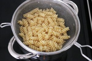 pastasalade met tonijn stap 1