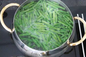 Zelfgemaakte boontjes sajoer