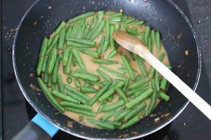 Zelfgemaakte boontjes sajoer