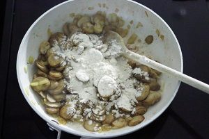 Champignonroomsaus stap 1 - bak de champignons