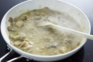 Champignonroomsaus stap 2 - voeg boter, bloem en bouillon toe