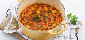 Heerlijke goed gevulde stoofpot zonder vlees maar met champignons, wortel en aardappel