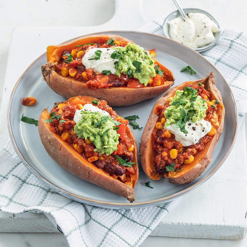 Gevulde zoete aardappel met chili con carne 