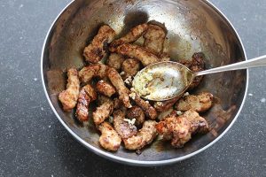 Babi pangang stap 1 - snijd het vlees in stukjes