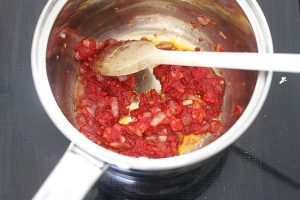 Babi pangang stap 3 - voeg tomatenpuree toe