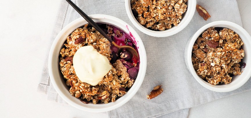 Havermout ontbijt crumble met blauwe bessen