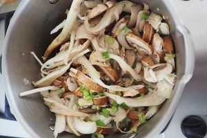 Mihoensoep met omeletrolletjes