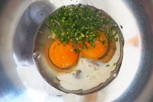 Mihoensoep met omeletrolletjes