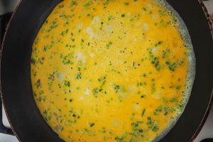 Mihoensoep met omeletrolletjes