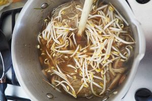 Mihoensoep met omeletrolletjes