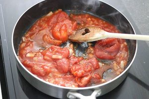 Mexicaanse bonenschotel met ei