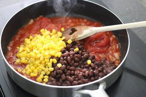 Mexicaanse bonenschotel met ei