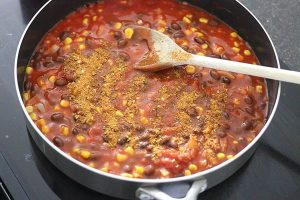 Mexicaanse bonenschotel met ei