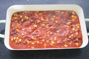 Mexicaanse bonenschotel met ei