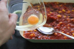 Mexicaanse bonenschotel met ei