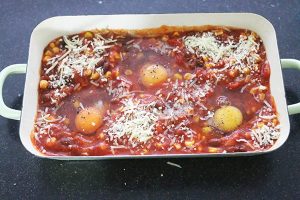 Mexicaanse bonenschotel met ei