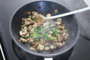 Bladerdeegrolletjes met champignons