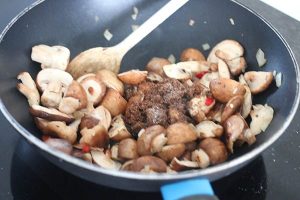 Sticky champignons met rijst