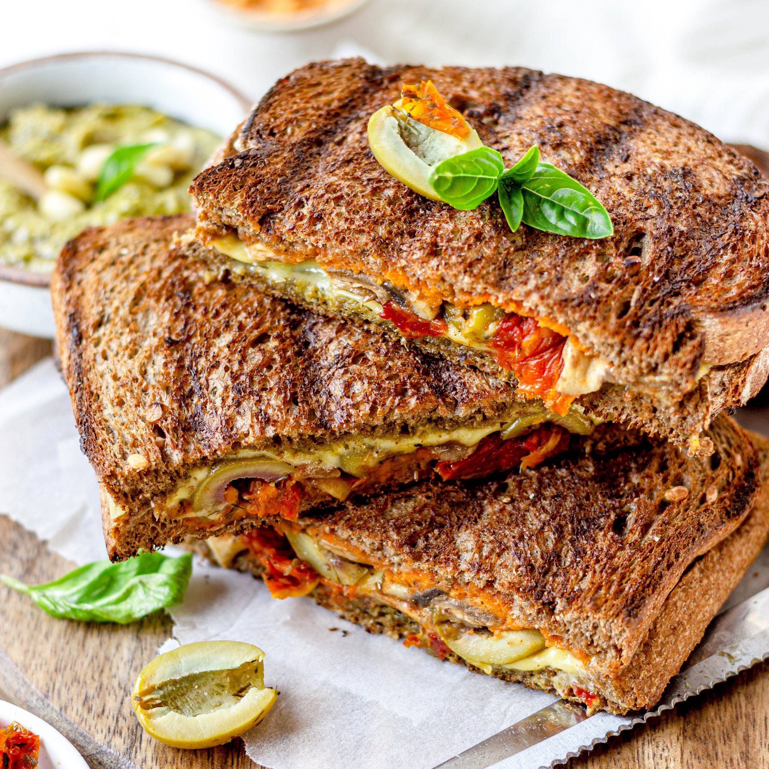 Vegan tosti met hummus, kaas & champignons