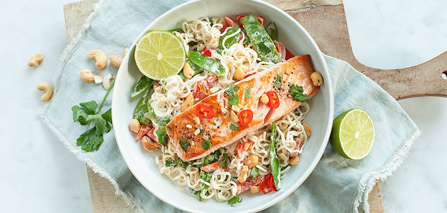 Noedels in kokossaus met zalm