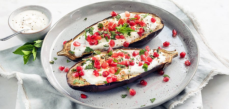Aubergines met granaatappel en yoghurt