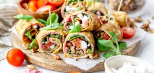 Omeletrolletjes met rode biet hummus en feta
