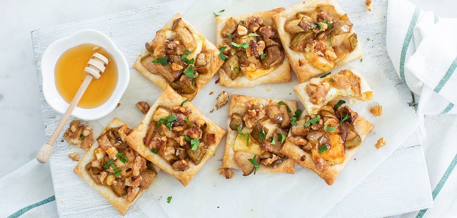 Bladerdeeghapjes met gekaramelliseerde peer