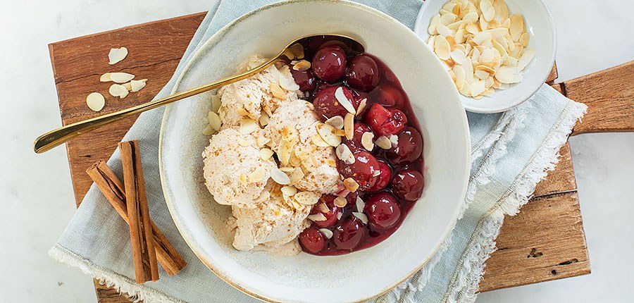 Warme kersen met kaneelijs