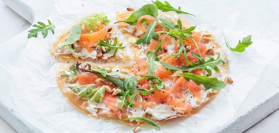 Knapperige filodeeg pizza met zalm