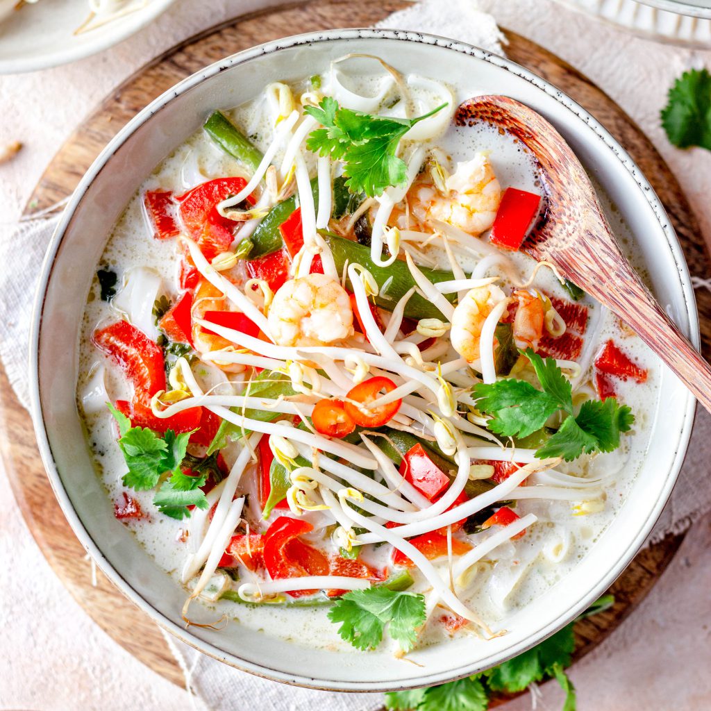 Glutenvrije kokos noedelsoep met garnalen