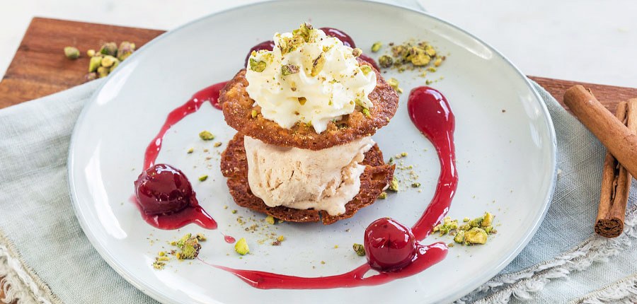 Toetje van kletskoppen met ijs